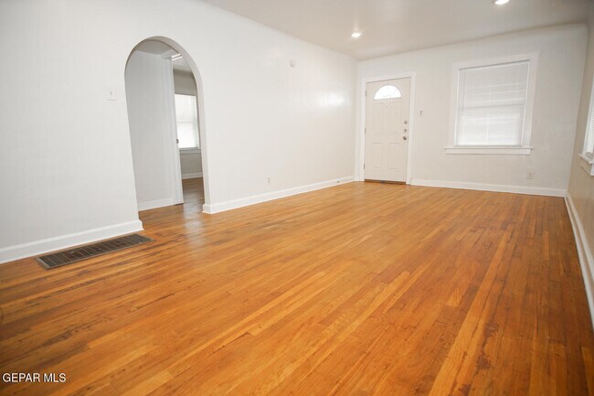 Building Photo - 4416 La Luz Ave