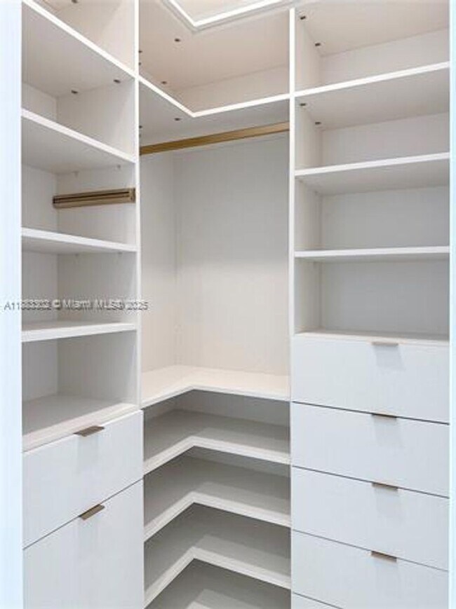 Building Photo - 2655 S Bayshore Dr