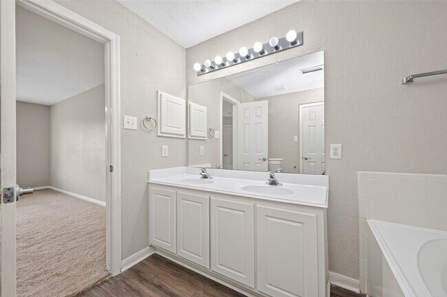 Building Photo - 3219 Watercliff Ct