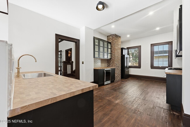 Building Photo - 2979 St Johns Ave