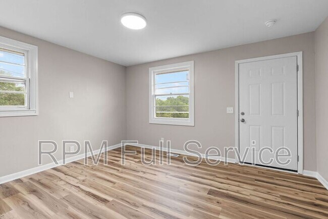 Building Photo - 895a W Sharpe Ave