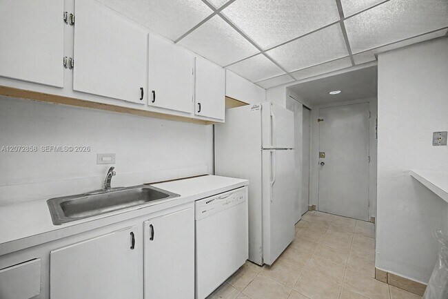Building Photo - 6900 N Kendall Dr