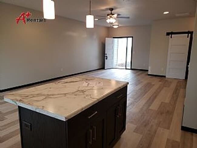 Building Photo - Three bedroom two bathroom Twin home w/ triple garage