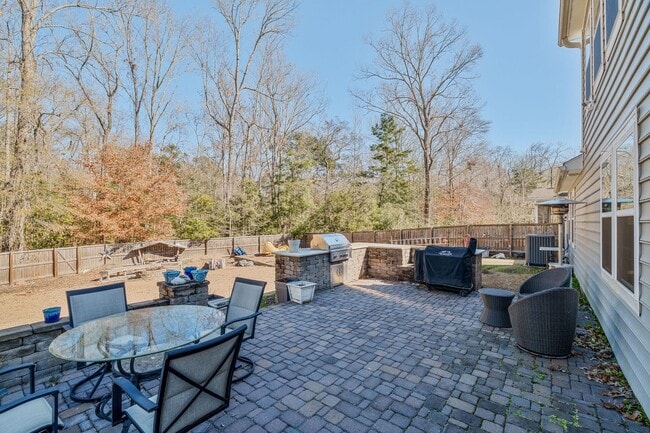 Building Photo - Experience Elevated Living on Cutleaf Drive!