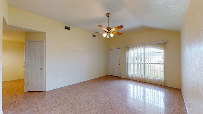 Building Photo - Memorial Day Special, 2 WEEKS FREE RENT!!!!