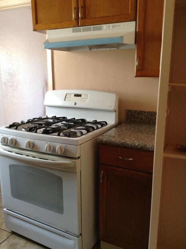 Building Photo - Cute Duplex front unit available