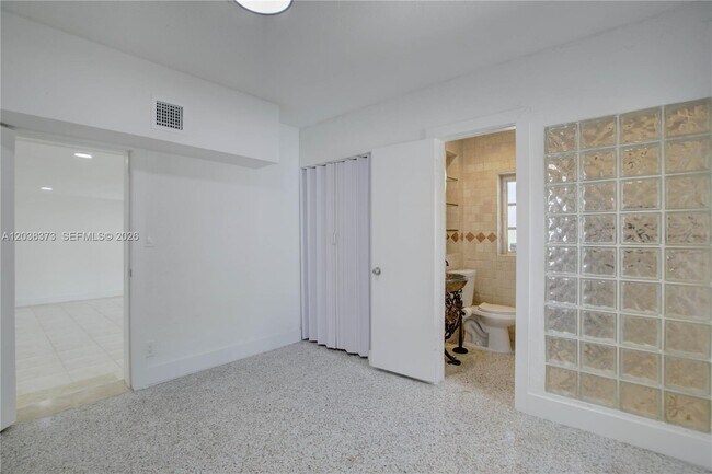Building Photo - 616 SW 11th Ct