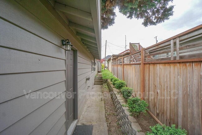 Building Photo - 609 W McLoughlin Blvd