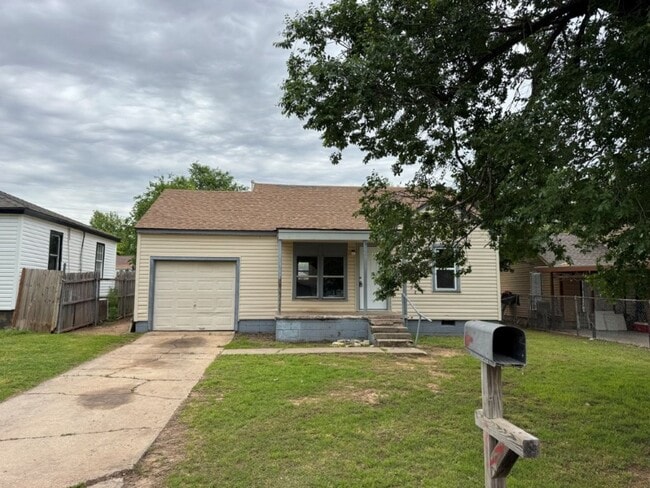 Primary Photo - 2 bed 1 bath in OKC! New paint and ready f...