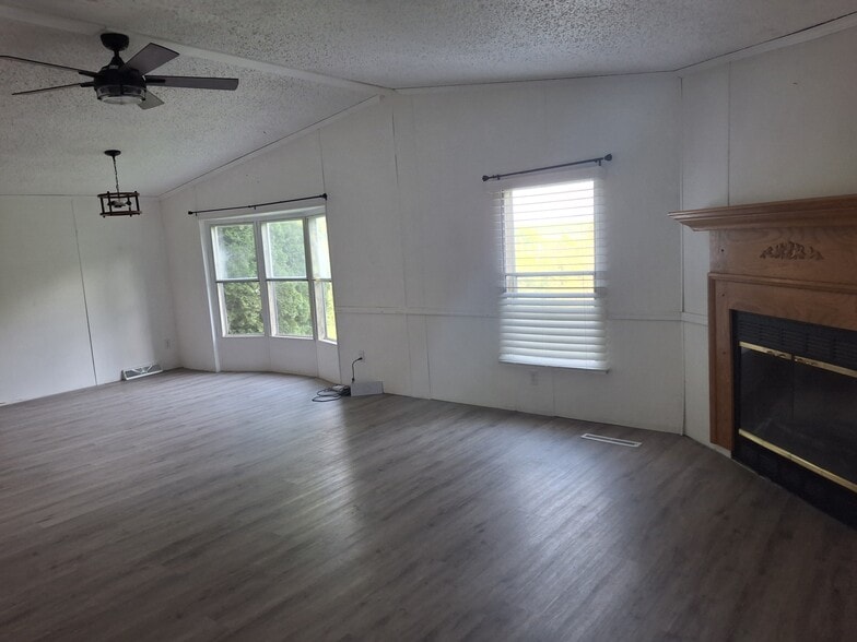 Living/dining room - 3361 Coykendall Rd
