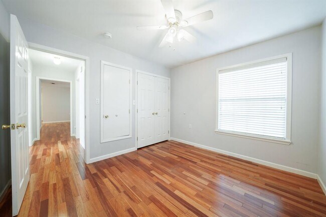 Building Photo - 1403 Broadmoor Dr