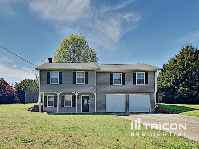 Building Photo - 414 Breezy Dr SW