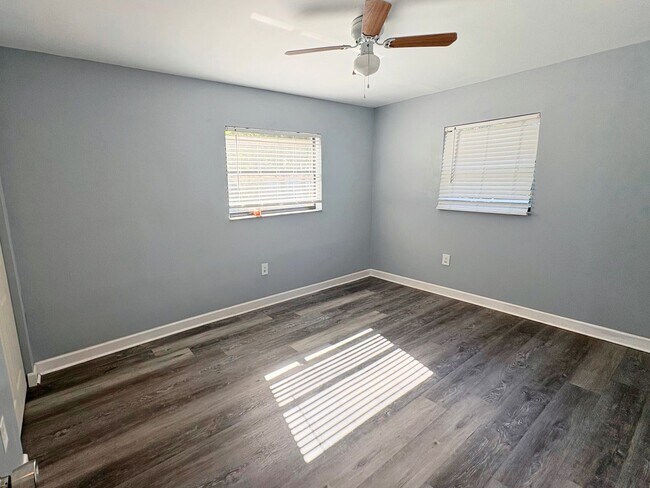 Building Photo - 427 6th Ave NE