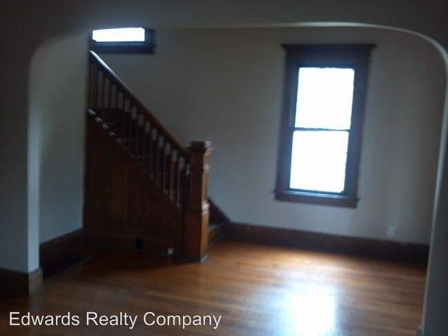 Building Photo - 3 br, 1 bath House - 732 West Main Street