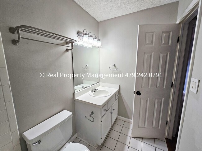 Building Photo - 3 Bedroom Close to Mercy Hospital - Availa...