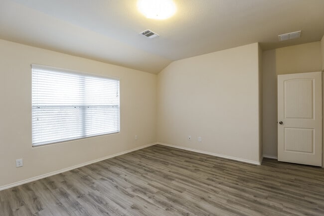 Building Photo - 5121 Lost Oak Dr