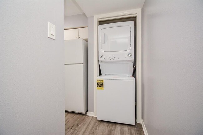 Building Photo - 3100 Walnut Bend Ln