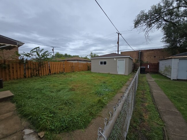 Building Photo - 12871 S Green St