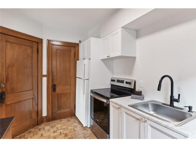 Building Photo - 953 17th Ave SE