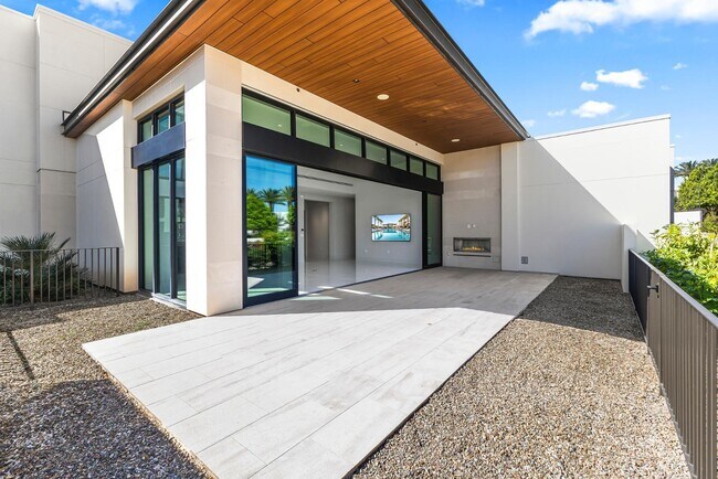 Building Photo - 6587 N Palmeraie Blvd