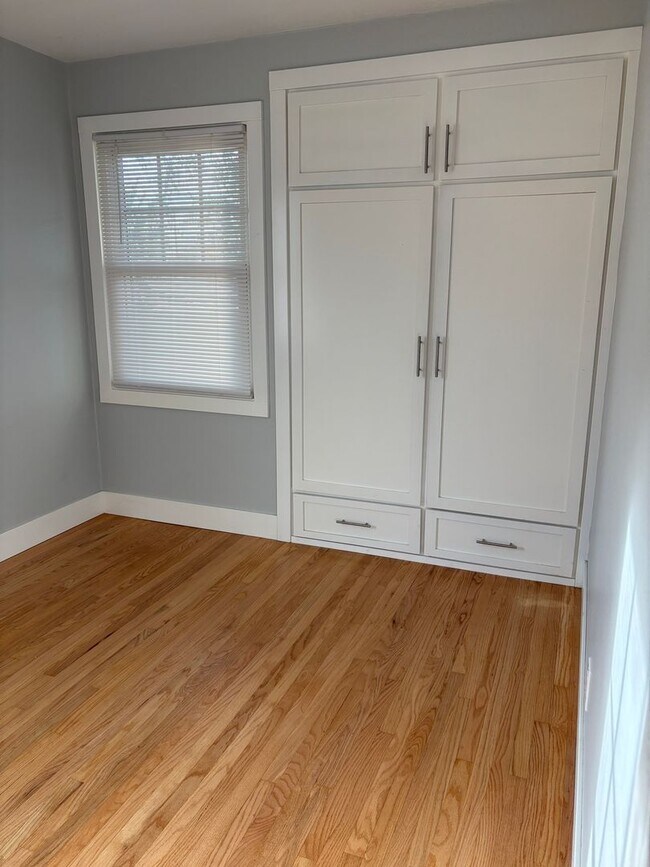 Building Photo - 454 S 4th St