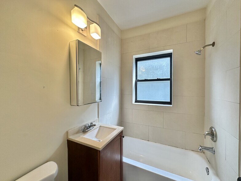 Building Photo - 4743 N Hermitage Ave