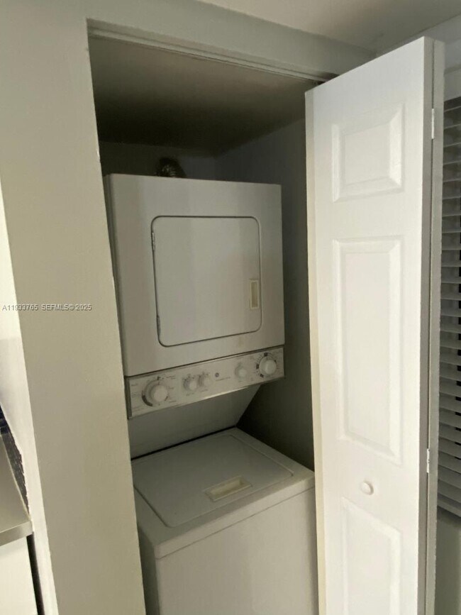 Building Photo - 9999 Summerbreeze Dr