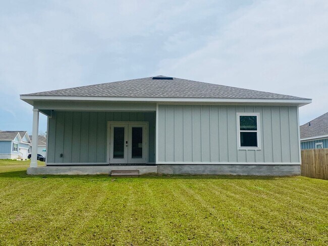 Building Photo - Over 2,000 Sq Ft! 4BR Home w/ En Suite Guest Room