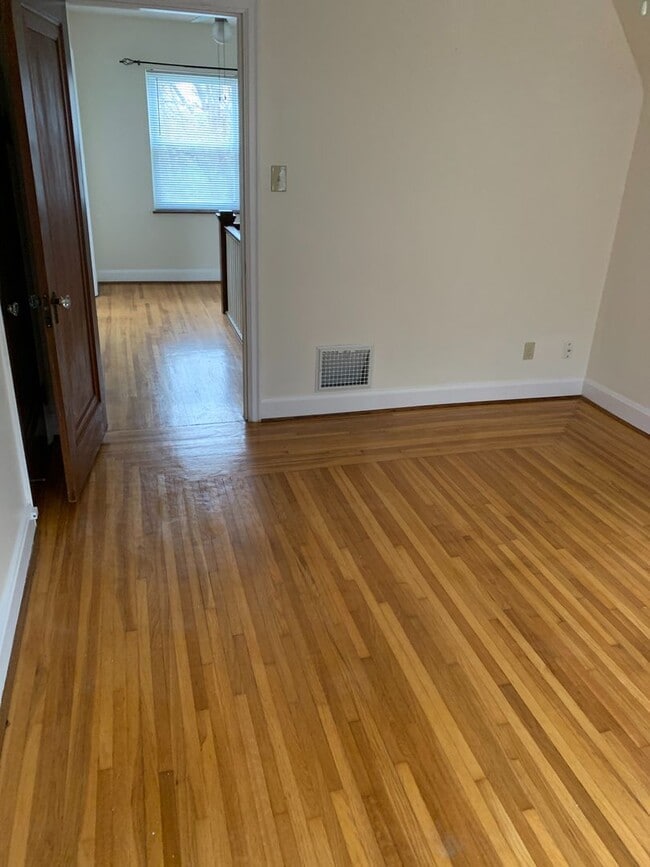 Building Photo - Lovely Two Bedroom Home on a Quiet Street