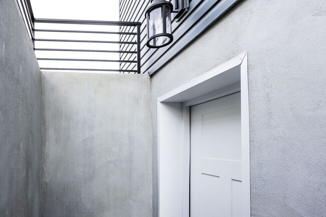 Building Photo - 715 Pine Ridge Ln