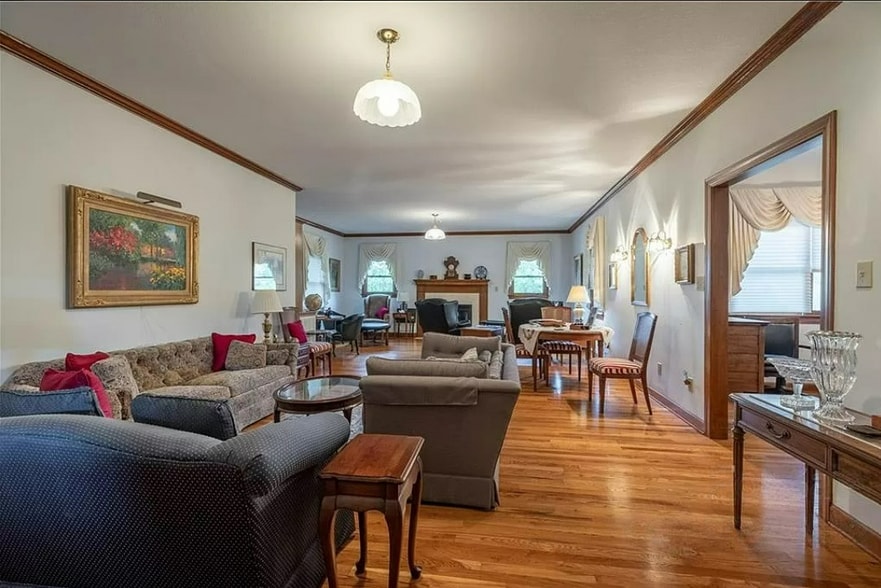 Living Hall - 104 Woodsway Ct