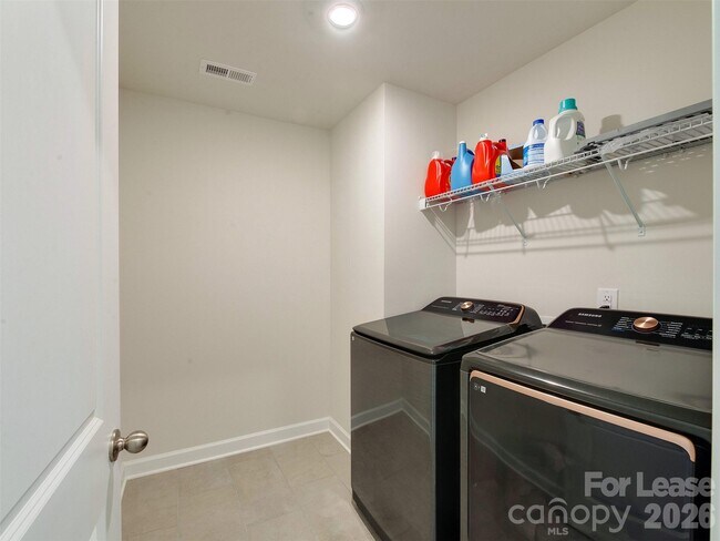 Building Photo - 4009 Woodland View Dr