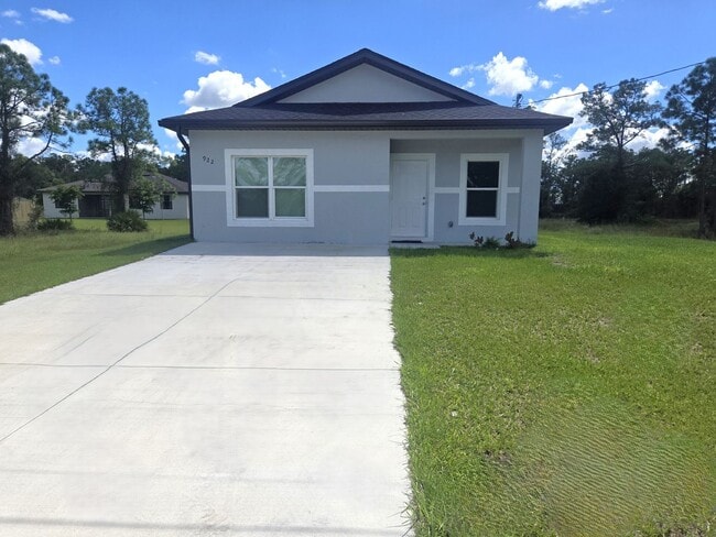 Building Photo - Cozy Two Bedroom, one bath house-Newer Con...