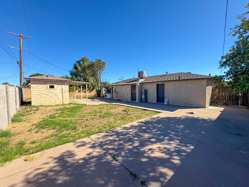 Building Photo - 1530 W 4th Pl