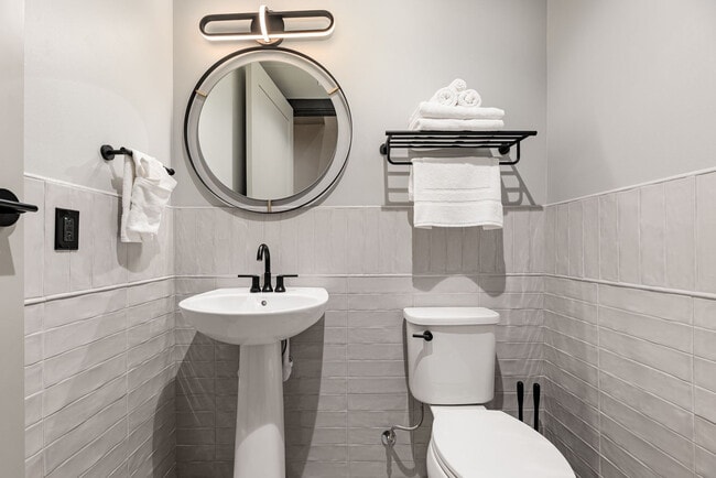 Building Photo - 1011 Canal St