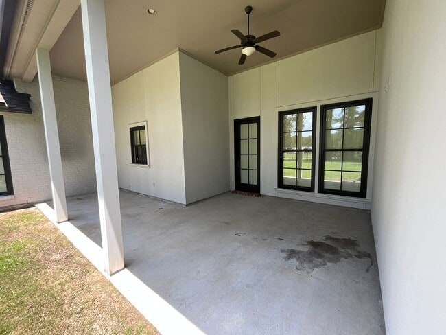 Building Photo - Live in Greystone Golf & Country Club!