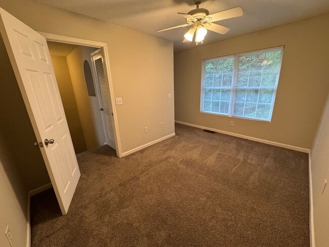 Building Photo - Nice 2/2.5 Townhouse in East Rome- $1,295