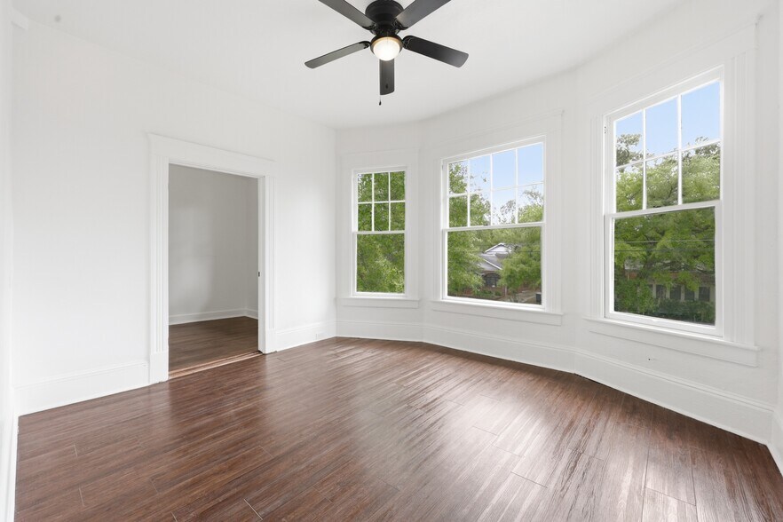 Living room - 2253 Herschel St