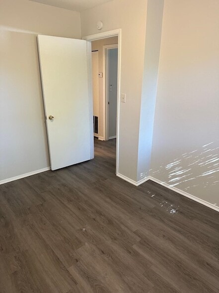 Building Photo - 3622 S Lakewood Dr