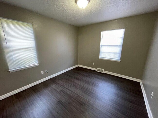 Building Photo - 4 bed Garage conversion in Okc