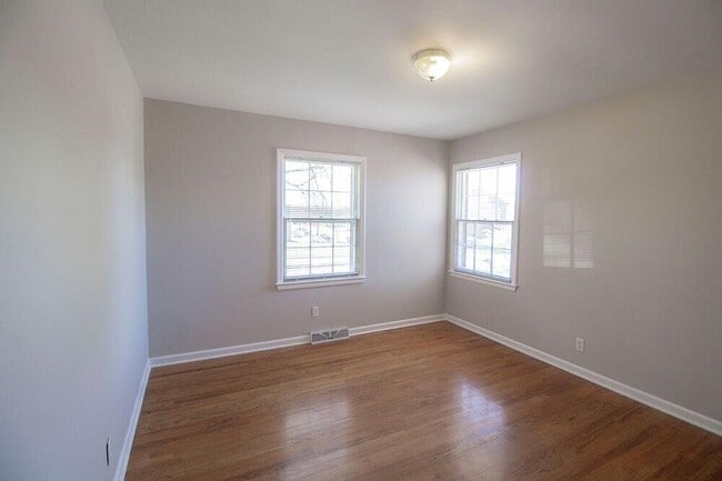 Building Photo - 2207 Bushnell Dr