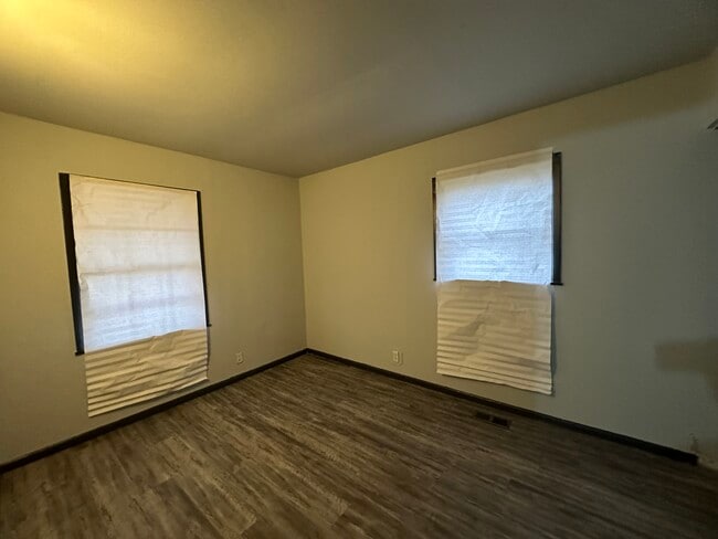 Building Photo - 802 Knollcrest Dr