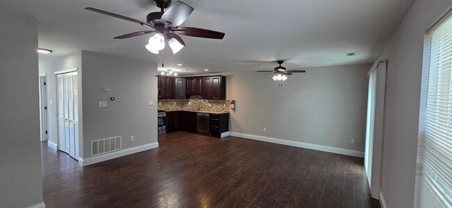 Building Photo - Charming 3-Bed Townhome in Sought-After Si...