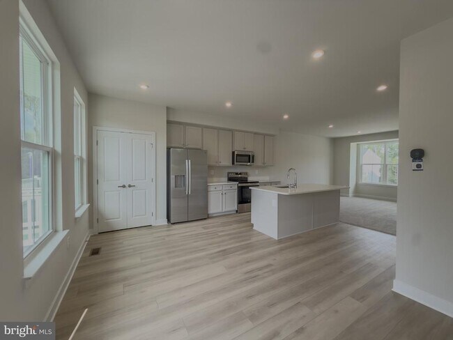 Building Photo - 6737 Shelton Ln