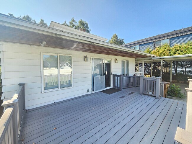 Building Photo - $2,100 - 3 Bed / 3 Bath Charming Home by G...