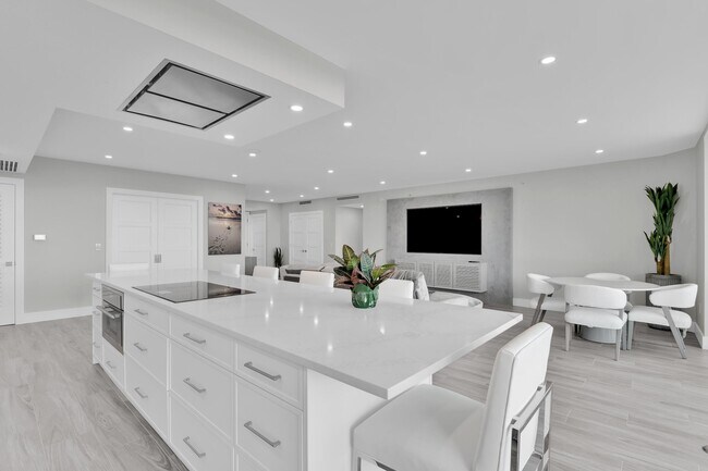 Building Photo - 550 SE Mizner Blvd