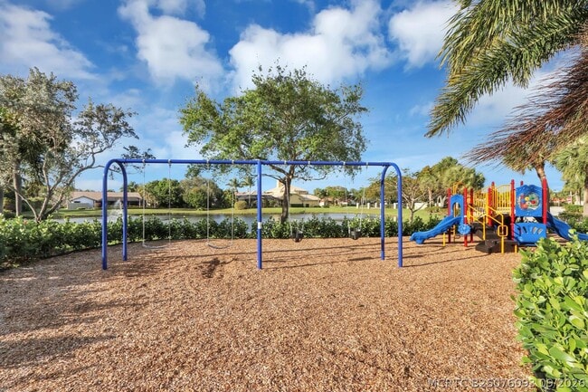 Building Photo - 2530 La Lique Cir