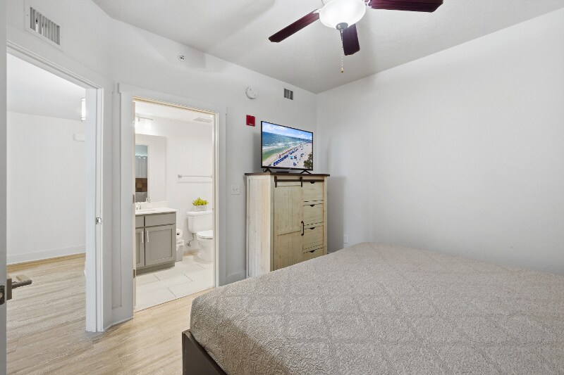 Building Photo - 15928 Front Beach Rd