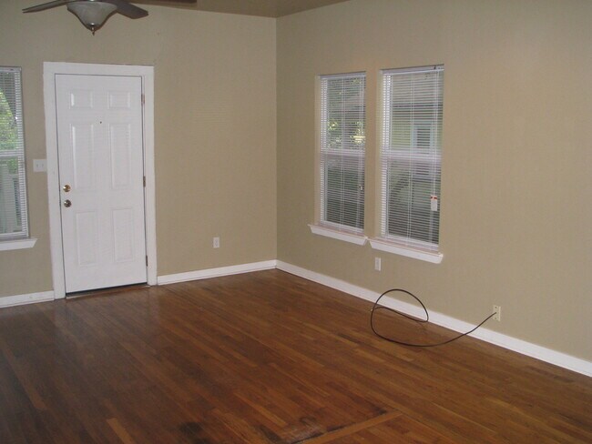 Building Photo - UT PRE-LEASE: North Campus 6 bed / 3 bath Remodel, High-End Kitchen Features SS Appliances, Wood ...