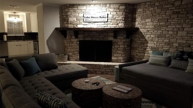 Building Photo - 2055 Island View Dr